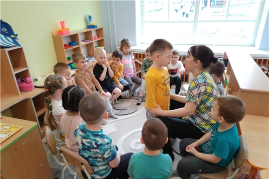 Коррекционно-развивающее занятие с детьми средней группы "Вишенки" на тему "Я люблю папу -папа любит меня".