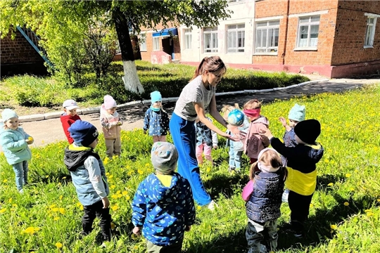 Малыши сегодня во время прогулки заметили среди травы яркие лучик солнышка.