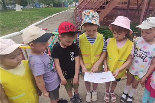 Реализуя муниципальный проект "По родному краю с рюкзаком шагаю" ребята старшего дошкольного возраста отправились на целевую прогулку к Часовне Георгия Победоносца.