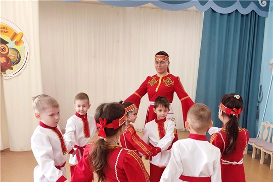 Сегодня  дети старшей группы «Лесная сказка" познакомились с чувашской народной игрой «Угадай имя» «(Ят пелмелле)».
