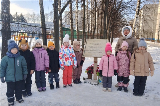 Воспитанники группы "Радуга" совершили экскурсию к Аллее памяти о воинах, павших в годы Великой Отечественной войны.