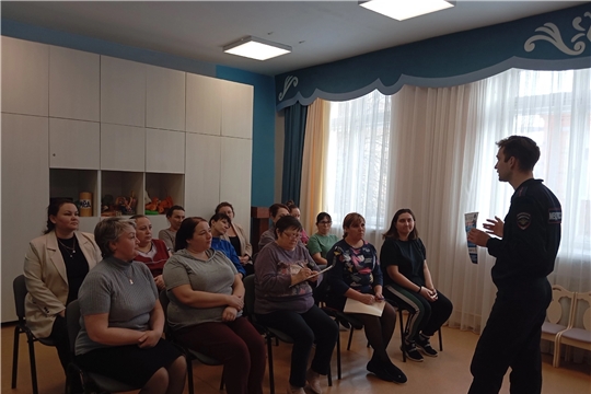 Профилактическая беседа с сотрудниками детского сада на тему "Основные виды  мошеннических действий и краж с банковских карт" с инспектором ПДН ОП № 5 по г.Чебоксары Васильевым В.В.