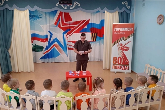 Сегодня с детьми младшей группы папа Артемьев А. провел мастер класс " Папины уроки".