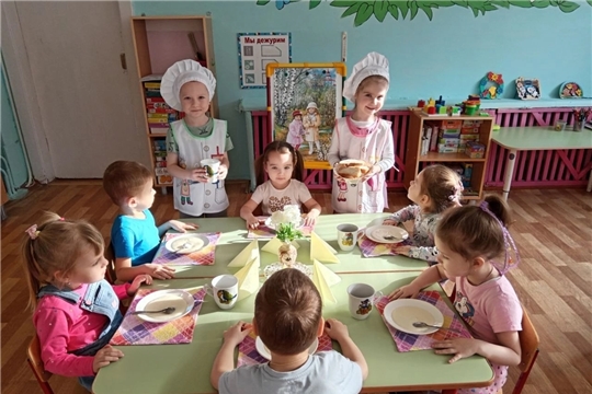 Качество питания в детском саду. Весенне оформление стола.