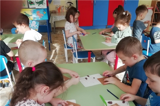 В группе "Умка" сегодня прошло занятие по  нетрадиционному рисованию. 