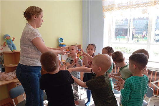Игровое занятие с детьми старшей группы "Вишенки" на тему "Мир ощущений".