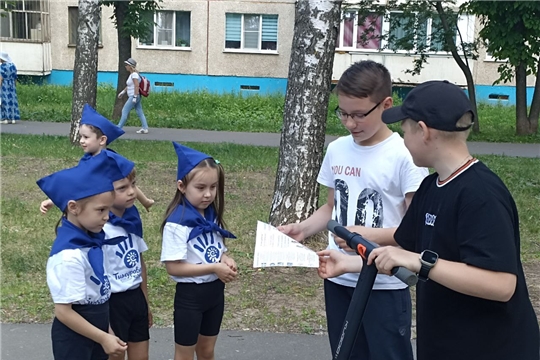 Юные тимуровцы на страже порядка на дороге