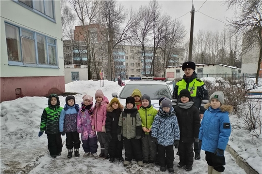 Инспектор ОБДПС в гостях у дошколят