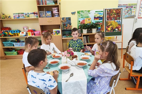 Весенняя сервировка обеденного стола
