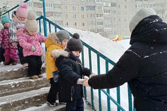По лестнице нужно спускаться спокойно