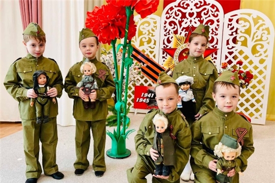 Выставка кукол в военных костюмах