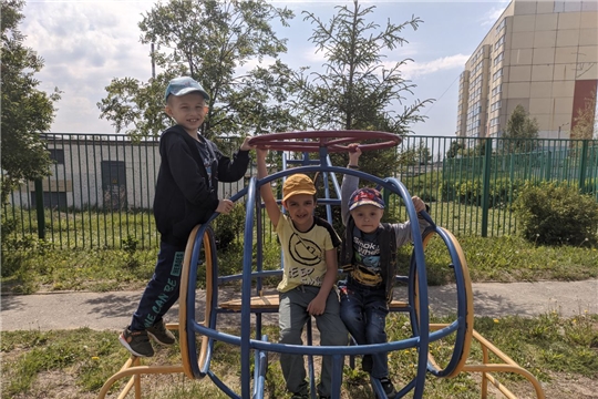 Мы вместе на прогулке играем!