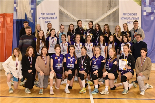 Команда «Искра» победители открытого чемпионата Ибресинского муниципального округа на кубок главы Ибресинского МО, посвященного 100-летию волейбола России.