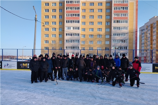 Сегодня на универсальной спортивной площадке по ул. Б. Хмельницкого, 111 прошел товарищеский турнир по хоккею с шайбой.