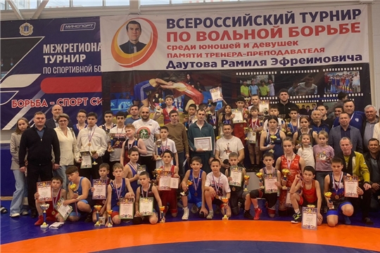 Савелий Петров - призёр межрегиональных соревнований по вольной борьбе.