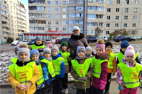 Тимуровцы поздравляют бабушек и дедушек