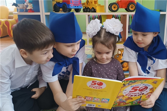 Тимуровцы читают малышам стихи А.Барто