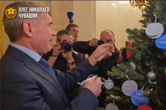 Глава Чувашии с новогодней ёлки в Кремле снял три открытки с детскими желаниями 