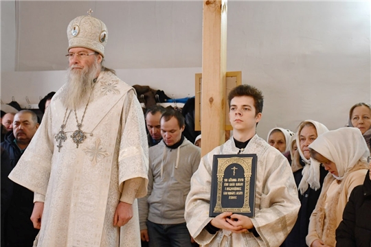 В восстановленном храме с.Тарханы проведена праздничная служба с участием Владыки Феодора