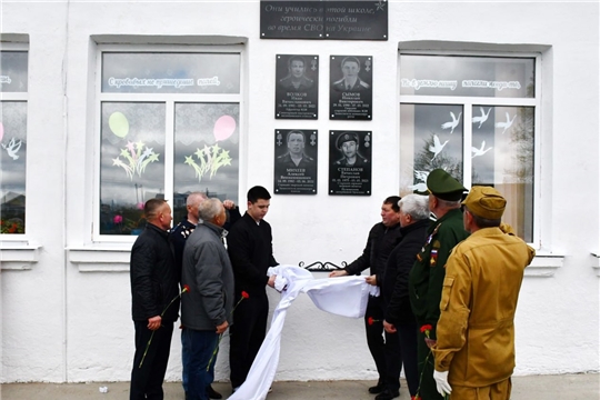 В Алманчиковской ООШ увековечена память о выпускниках, погибших в зоне СВО