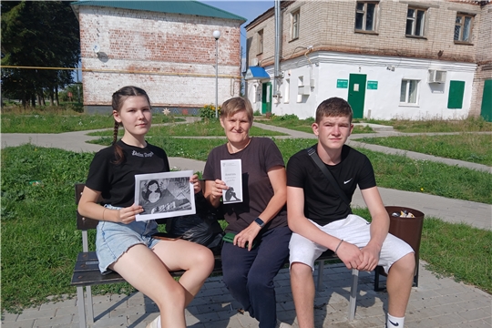 Библиотекарь Эльбарусовской сельской библиотеки провела уличную акцию «Здоровые мамочки на первом месте»
