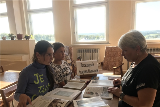 Книжная выставка «Легендарный Андриян Николаев» в Приволжской городской библиотеке