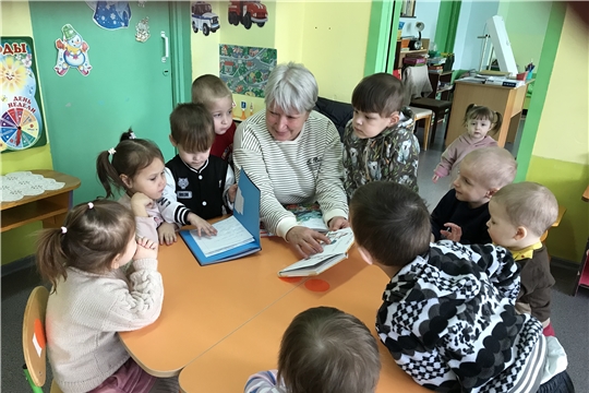 «Забавные истории: слушаем вместе» организовала библиотекарь Приволжской городской библиотеки