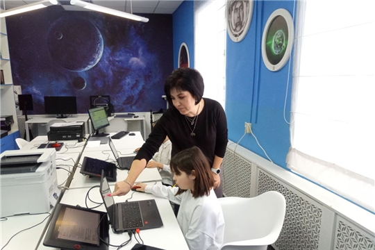 В Центральной районной библиотеке на базе МедиаLab ребята продолжают изучать основные принципы работы нейронных сетей с помощью бесплатного приложения «Шедеврум».