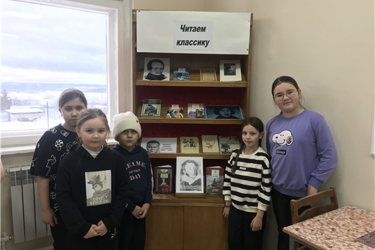 Книжная выставка «Читаем классику» в Приволжской городской библиотеке