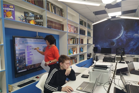 Во время каникул участники MeдиаLab лаборатории при Центральной районной библиотеки Мариинско-Посадского муниципального округа продолжили изучать основы Scratch-программирования.
