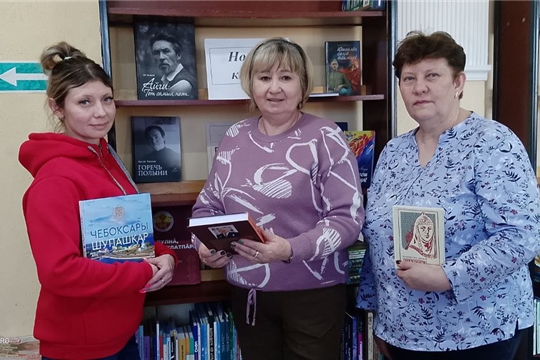 Гости из Екатеринбурга познакомились с книжными новинками в Малокамаевской сельской библиотеке