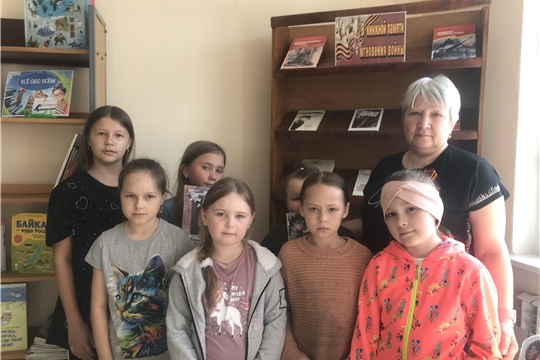 Выставка-обзор «В книжной памяти мгновения войны» в Приволжской городской библиотеке