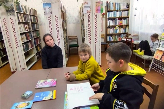 В Аксаринской сельской библиотеке прошла беседа «Государственные символы Чувашии»