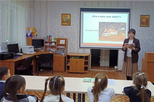 В Юськасинской сельской библиотеке для читателей прошел эко-литературный час «Лес не школа, а всему учит»