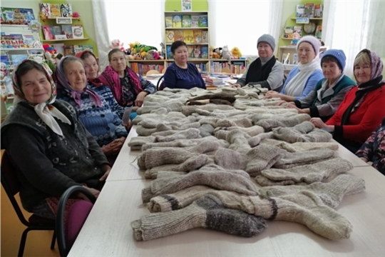 Члены клуба "Ларма" при Кадикасинской сельской библиотеке для наших солдат связали шерстяные носки