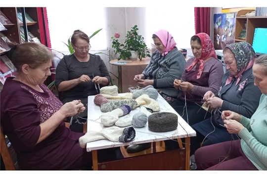 Участницы клуба «Надежда» при Чуманкасинской сельской библиотеки вяжут носки для солдат-участников СВО