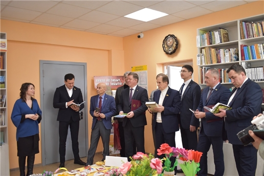 Обзор книжной выставки «Чечеклен, Муркаш ен!» в Тораевской сельской библиотеке