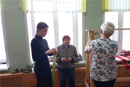 Плетение маскировочной сетки  с Шомиковской сельской библиотекой