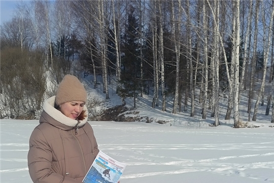 Профилактические беседы: "Осторожно, гололёд" и "Советы любителям зимней рыбалки" с Орининской сельской библиотекой