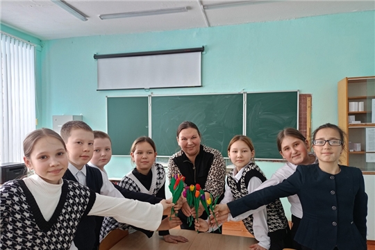 Шатьмапосинская библиотека провела мастер-класс «Букет к 8 марта»