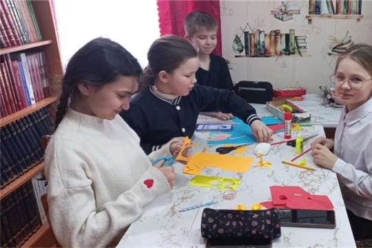Мастер-класс по изготовлению праздничной поделки к 8 марта «В подарок милой маме» в Чуманкасинской сельской библиотеке