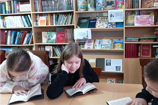 Час чтения "Читаем с другом классику" в Шомиковской сельской библиотеке