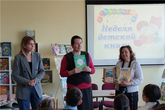 Открытие Недели детской книги в Ильинской сельской библиотеке с писательницей, переводчиком, журналистом и ведущим редактором Чувашского книжного издательства Ольгой Леонидовной Федоровой (Васильевой) и дизайнером, художником-иллюстратором Чувашского книжного издательства Натальей Игоревной Орловой