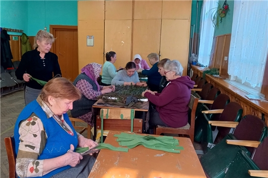Плетение маскировочных защитных костюмов «Леший» в Шешкарской сельской библиотеке