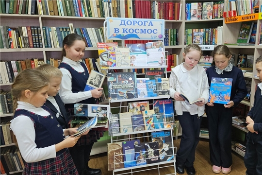 Книжная выставка "Дорога в космос" в Адабайской сельской библиотеке