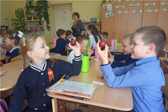 Заведующий Юськасинской сельской библиотекой организовала православный праздник «Великая Пасха» для первоклассников.