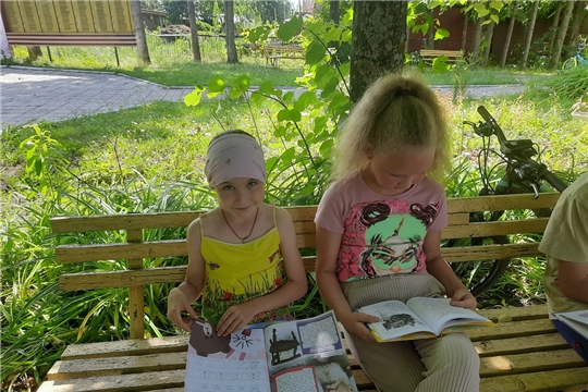 Летняя скамейка "С книгой на прогулке" в Санкинской сельской библиотеке