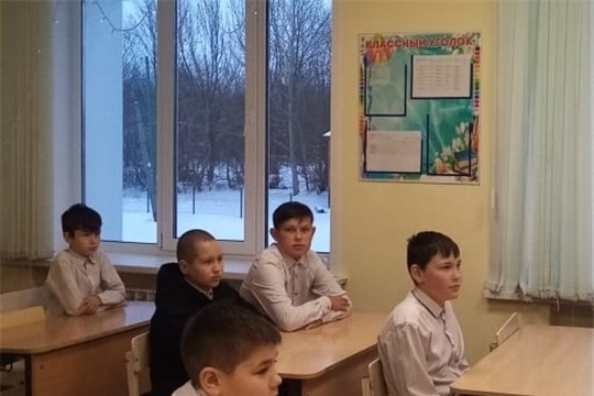 Патриотический час «Героев помним имена» в Староатайской сельской библиотеке