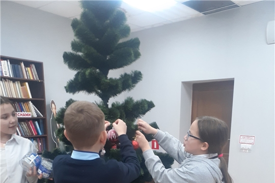 В Центральной библиотеке украсили новогоднюю красавицу