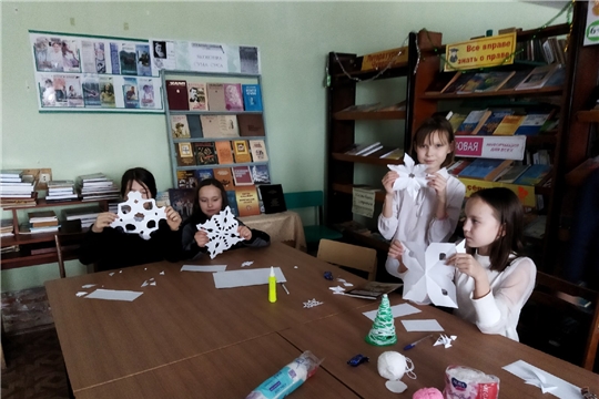 Мастер-классе «Новогодние снежинки» в Новоатайской сельской библиотеке